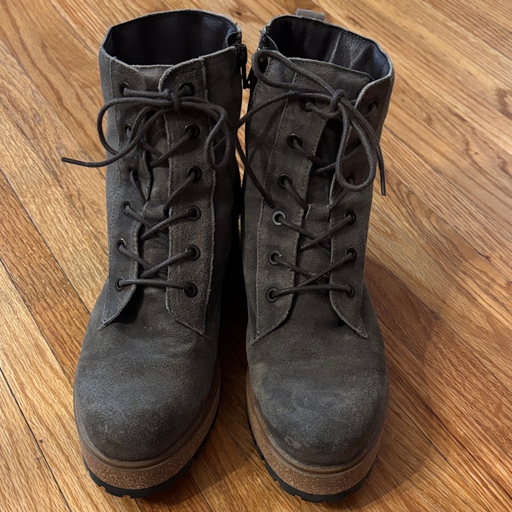 Taos Footwear Black Sole Detail